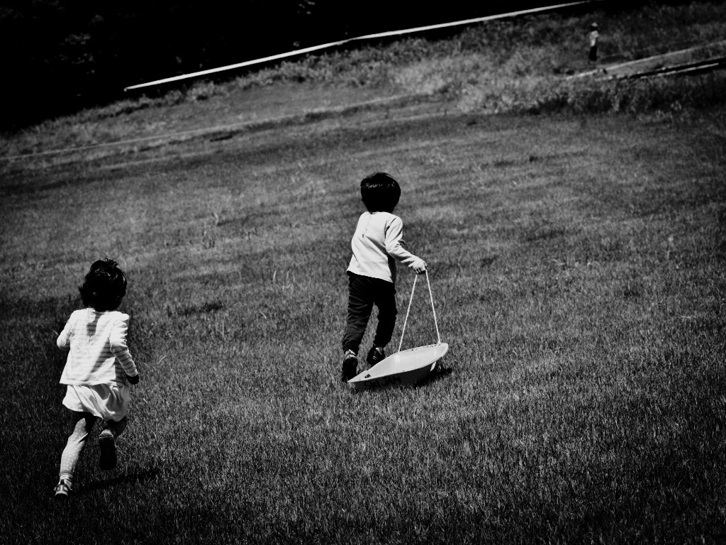 kids with sled